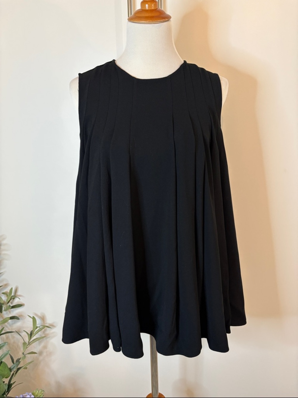CO Black Pleated Sleeveless Swing Top | M